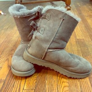 Ugg boots girls size 6 Grey in color